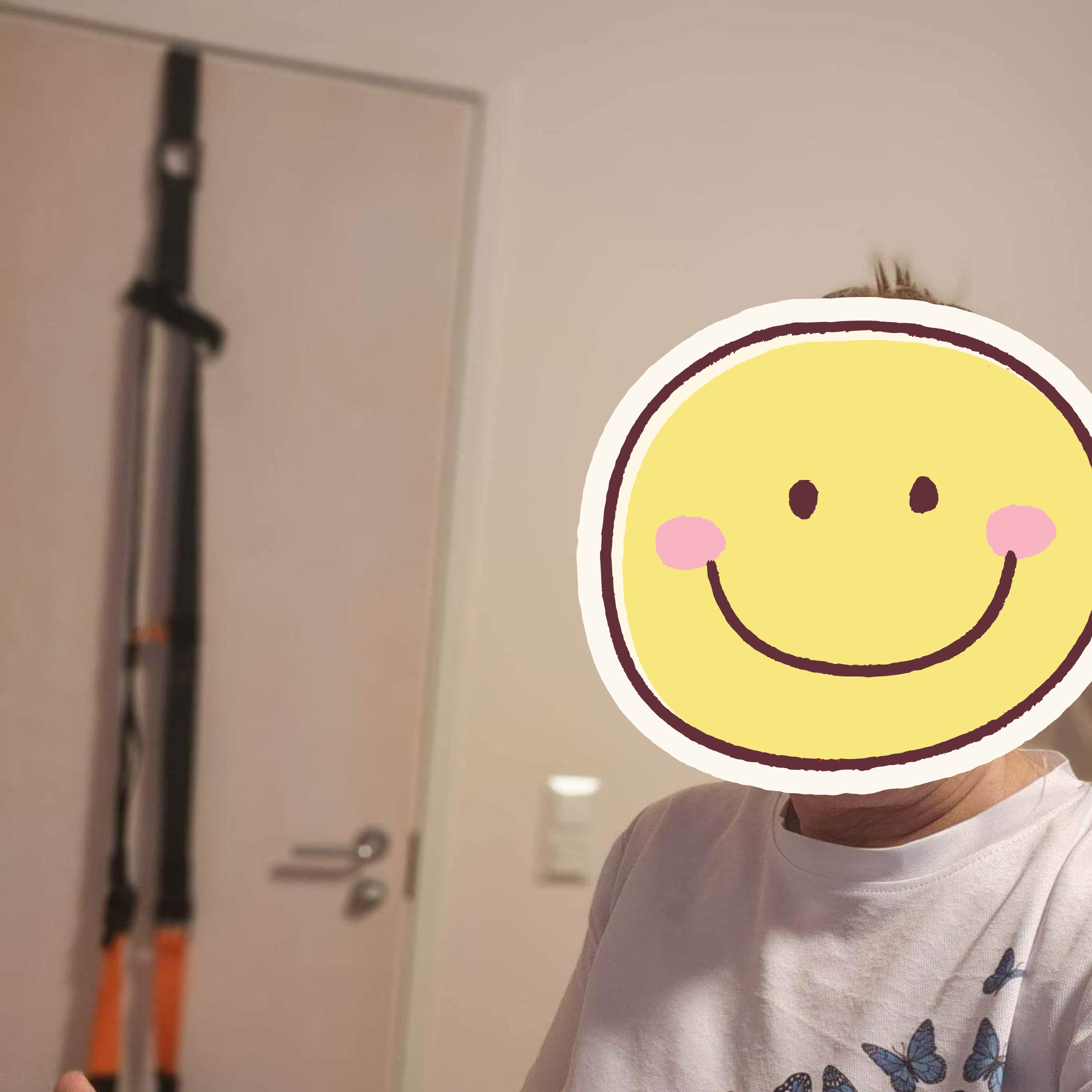 Inimene treenib jõurihmaga suvilas