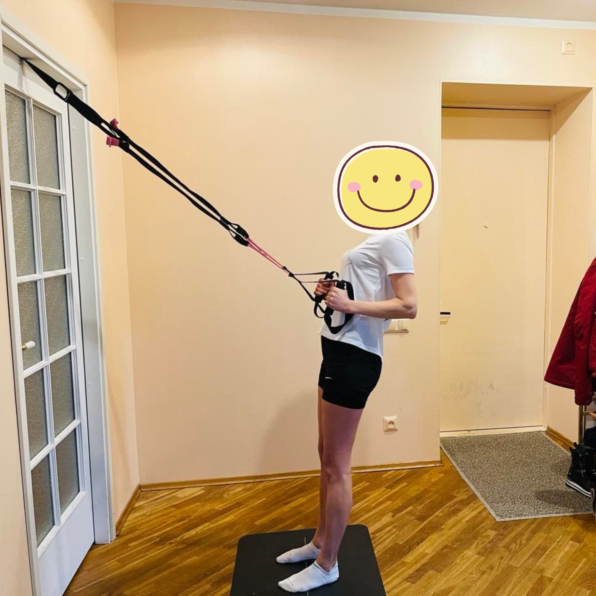 Inimene treenib jõurihmaga metsas